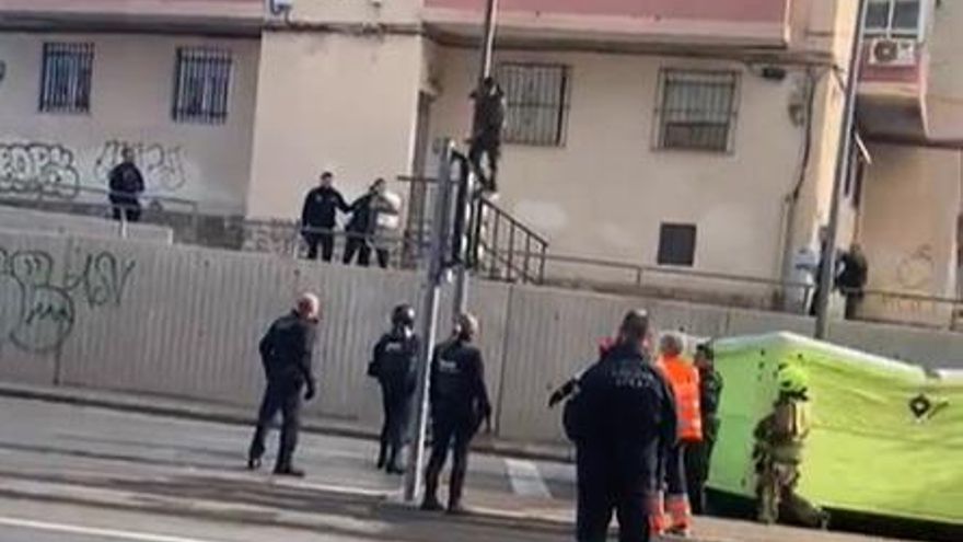 La Policía reduce a un hombre armado con cristales que se subió a un semáforo en Alicante
