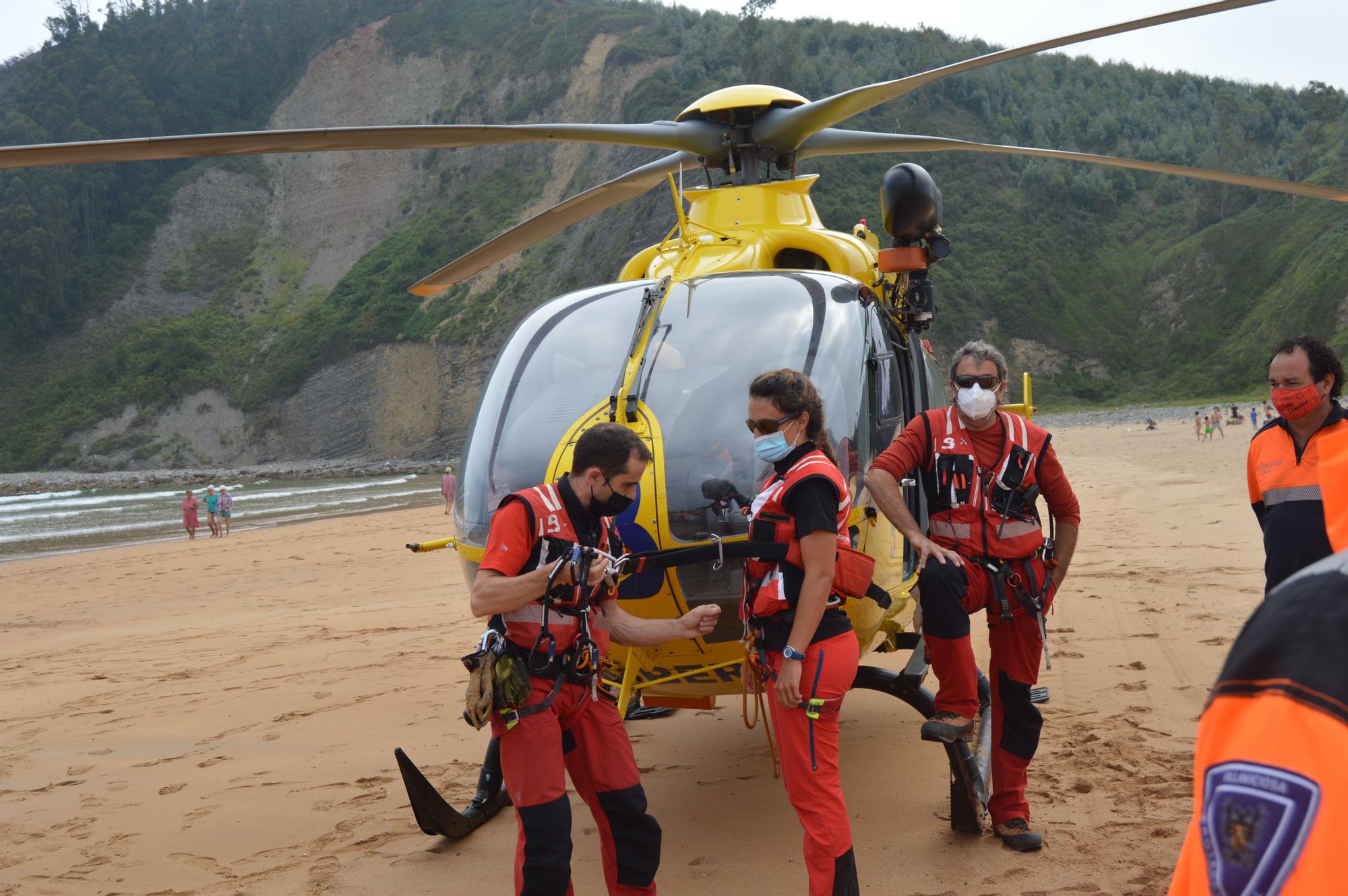 Así fue el simulacro de Salvamento en la playa de Rodiles