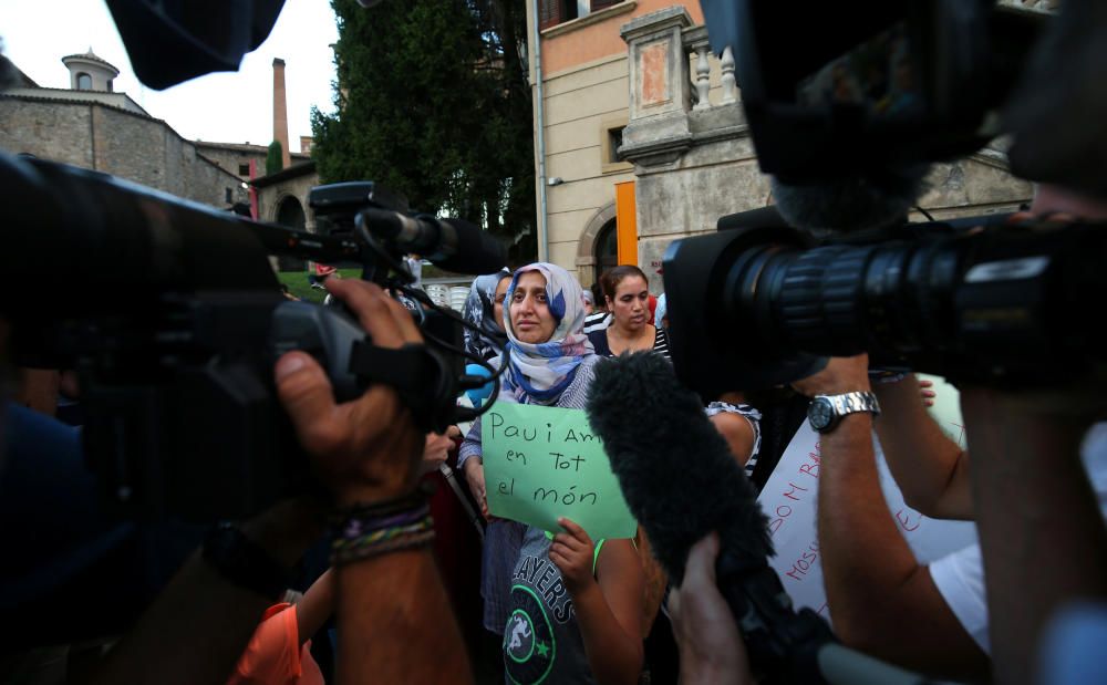 La comunitat musulmana de Ripoll torna a concentrar-se a les portes de l''Ajuntament per segon dia consecutiu
