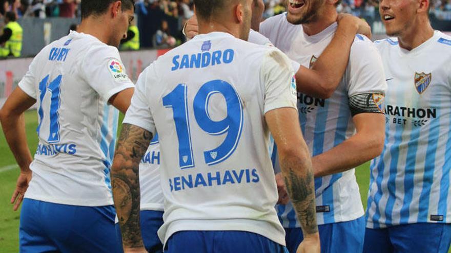 Los jugadores del Málaga CF celebran el gol de Camacho en la goleada blanquiazul ante el Leganés.