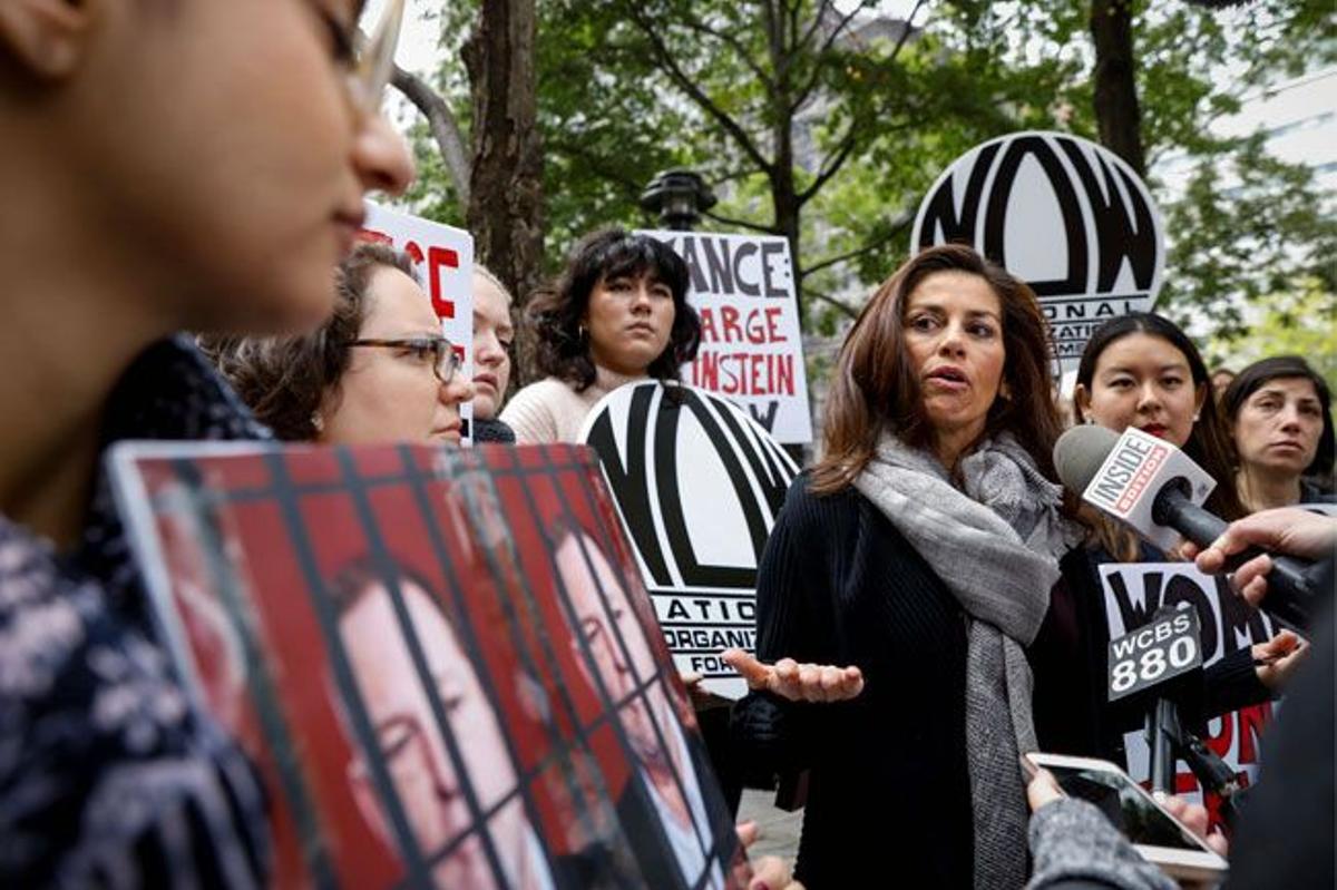 Miembros de la Organización Nacional para las Mujeres se manifiestan en Manhattan contra Harvey Weinstein
