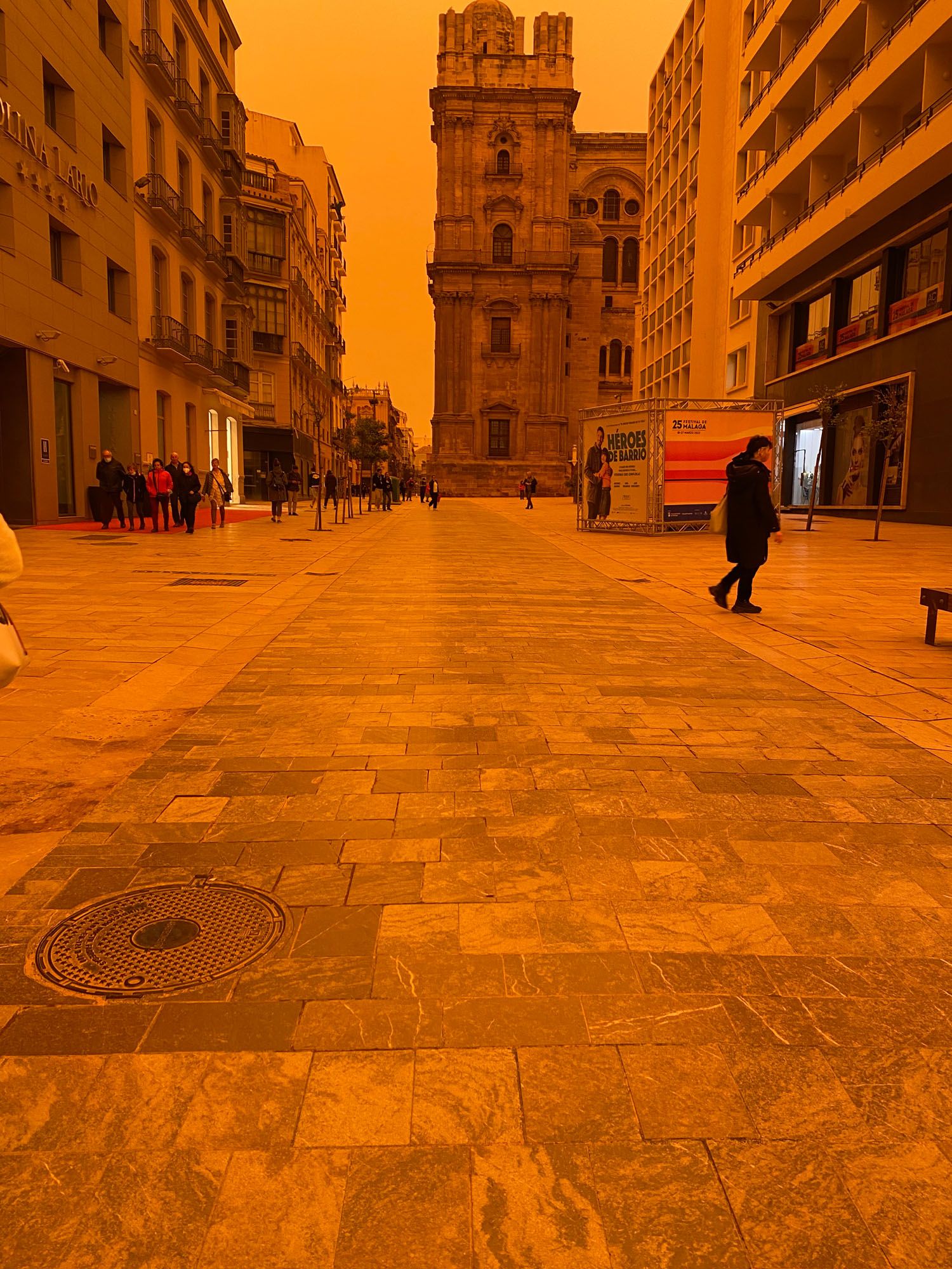 El cielo, teñido de naranja o casi rojo, desde distintos puntos del Centro de Málaga.