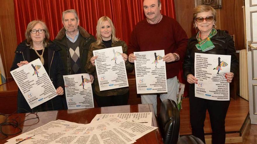 Participantes en la Feria del stock, ayer, en el Ayuntamiento de Mieres.