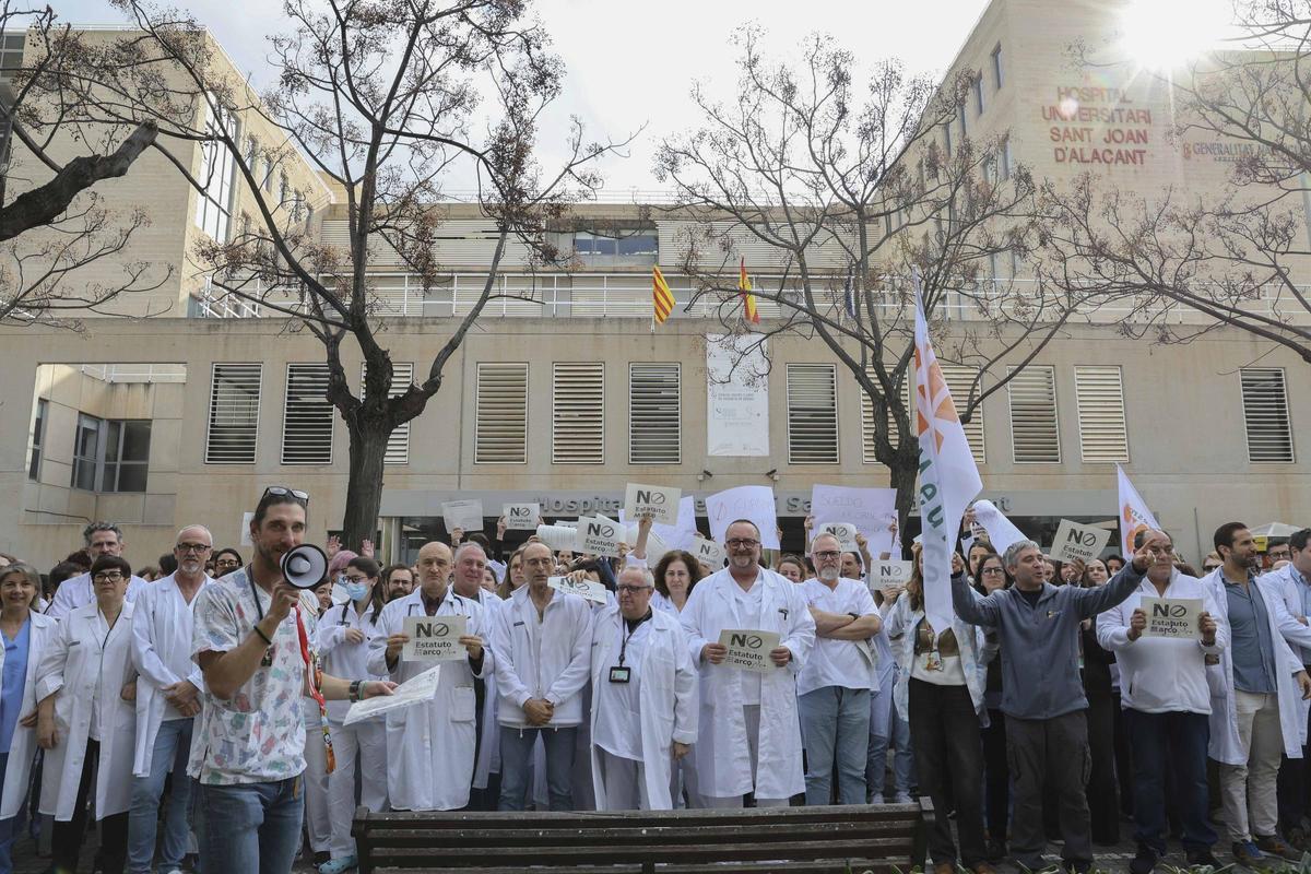 Protesta de los médicos del Hospital de Sant Joan contra el nuevo estatuto laboral