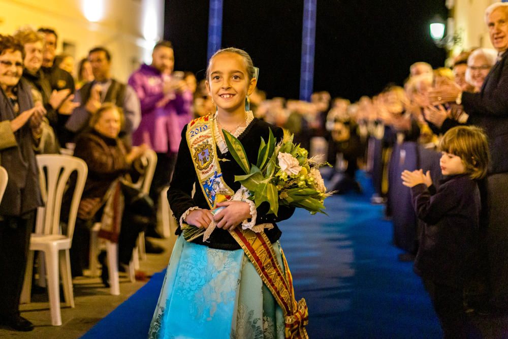 Los festeros de Benidorm homenajean a su patrona en la Ofrenda de Flores