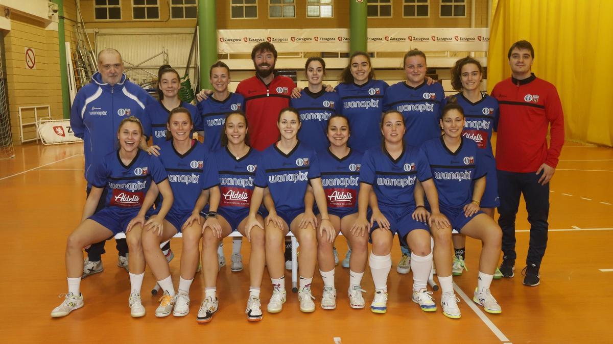 La plantilla y el cuerpo técnico del InterSala 10, con Modrego en el centro, posa en La Granja antes de un entrenamiento.