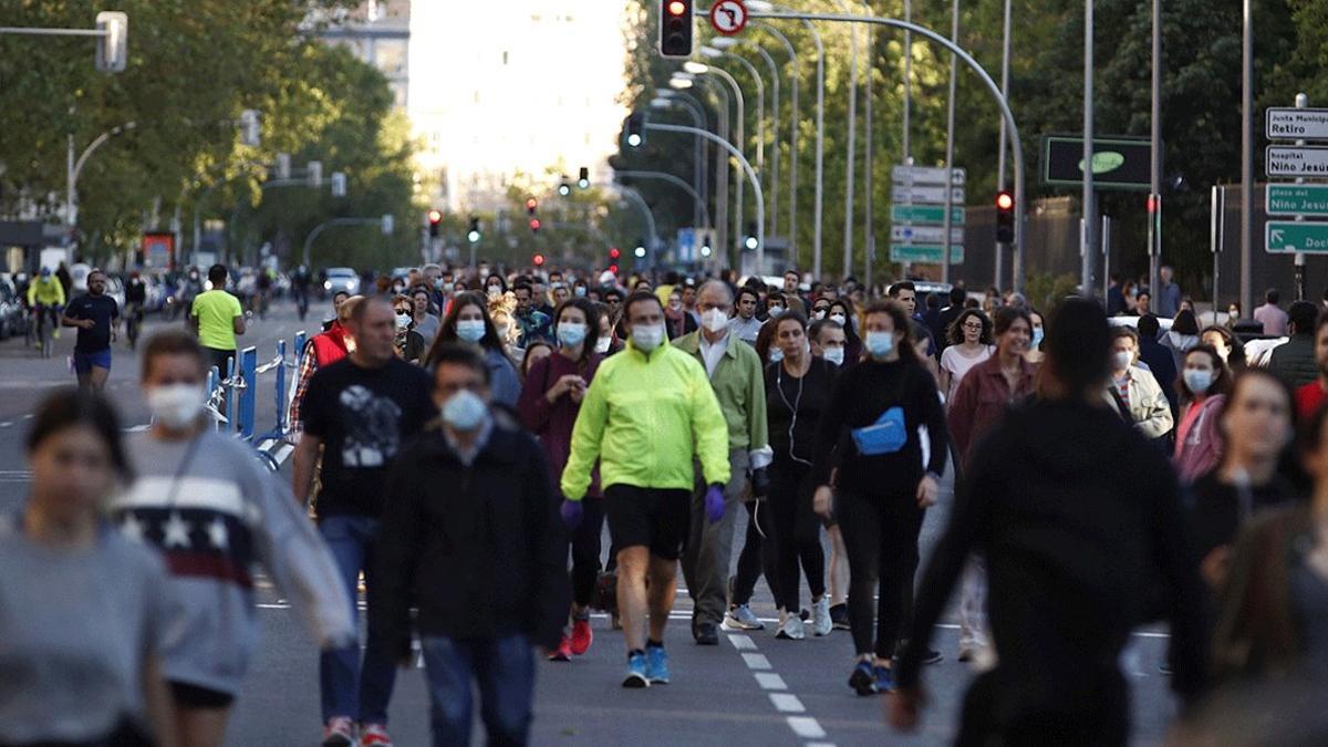 Numerosos ciudadanos pasean por la calle de Menéndez Pelayo de Madrid, el domingo 10 de abril