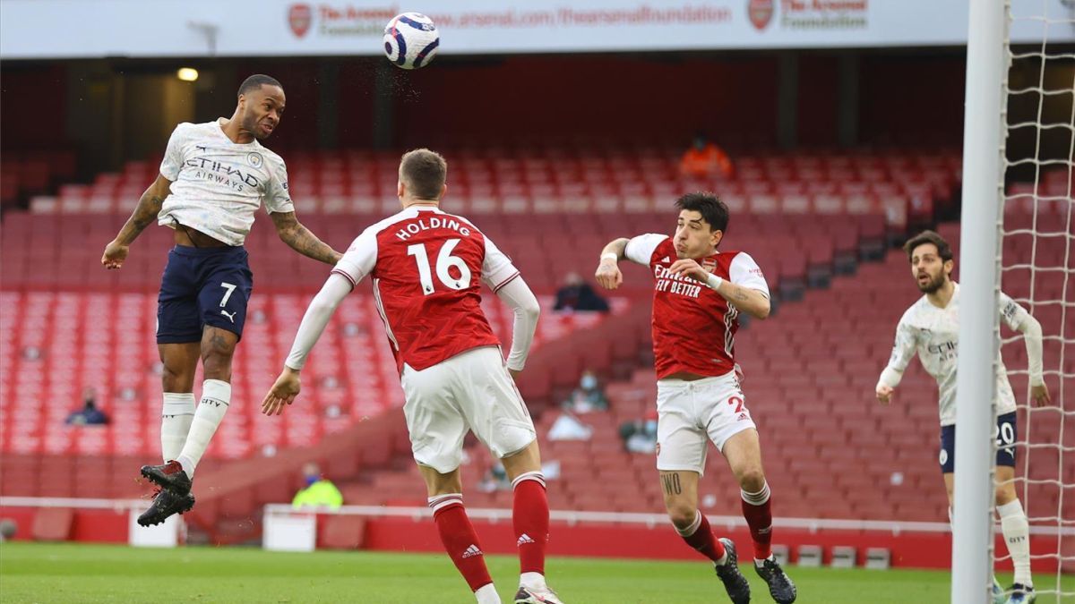 Sterling marca de cabeza el único gol del Arsenal-City.