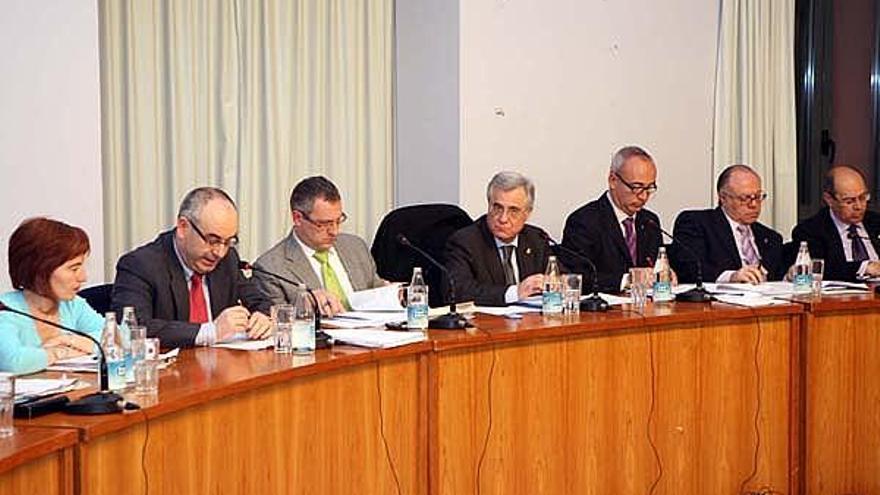 Josep Marigó, a l&#039;esquerra, assenyalat pel govern, en un ple municipal.