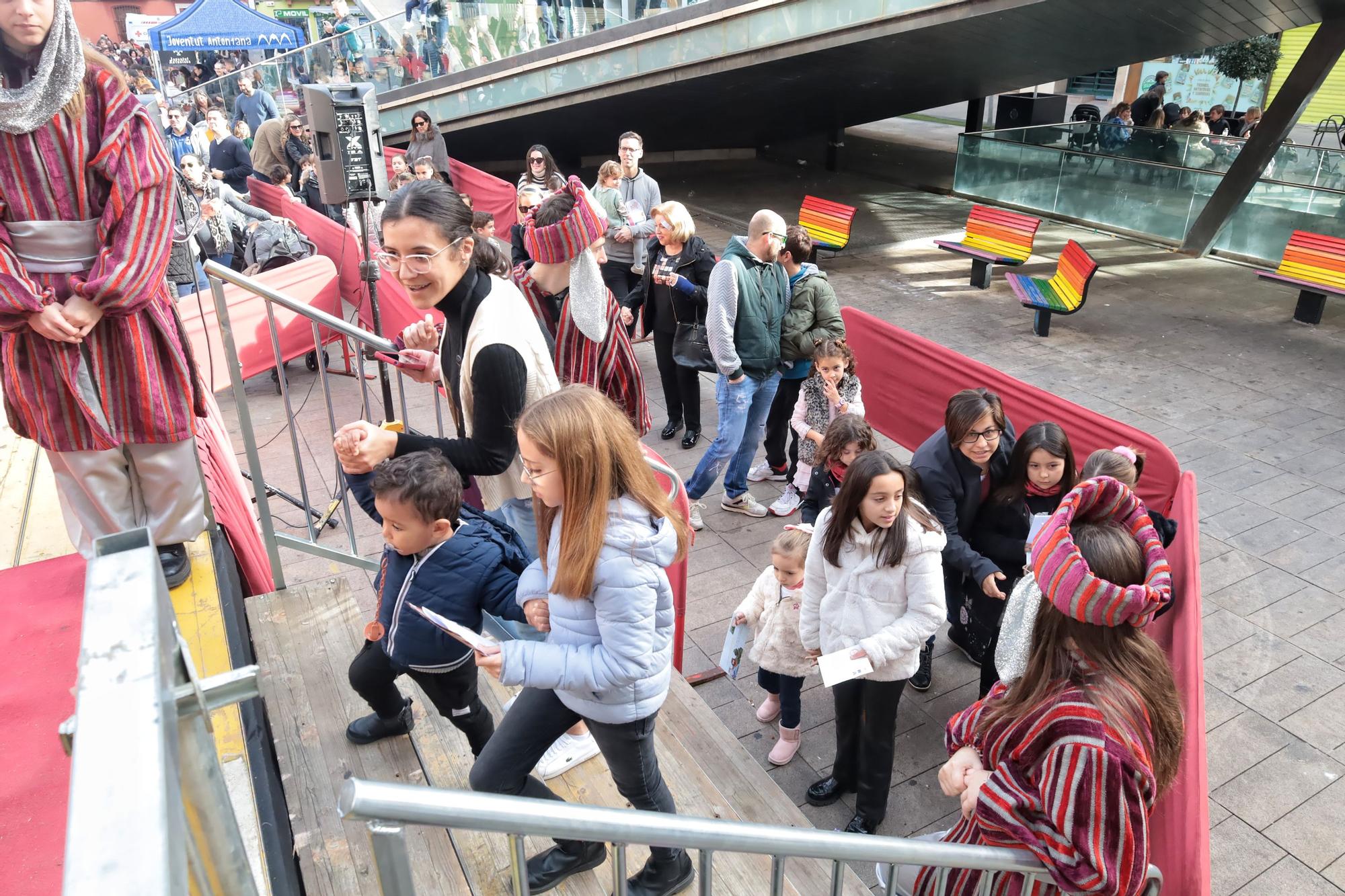 Multitudinaria entrega de las cartas de los niños de Vila-real a los pajes reales