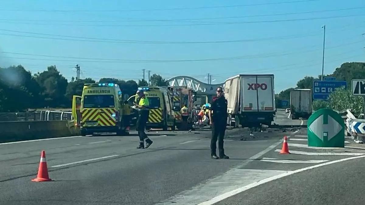Un accidente entre dos camiones en la AP-7 en Riudellots de la Selva el 23 de junio de 2026