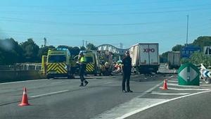 Un accidente entre dos camiones en la AP-7 en Riudellots de la Selva el 23 de junio de 2026