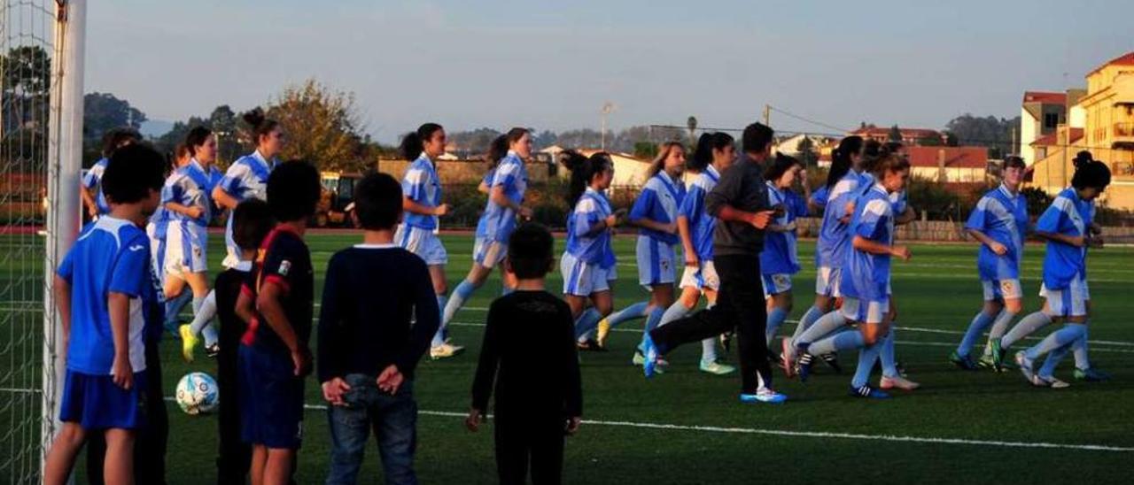 Cerca de sesenta jugadoras entre ambas convocatorias se citaron ayer en Cambados. // I. Abella