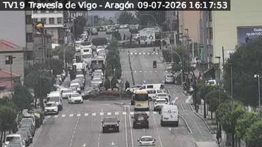 Colapso en la Travesía de Vigo por un tráiler bloqueado en la rotonda con Buenos Aires