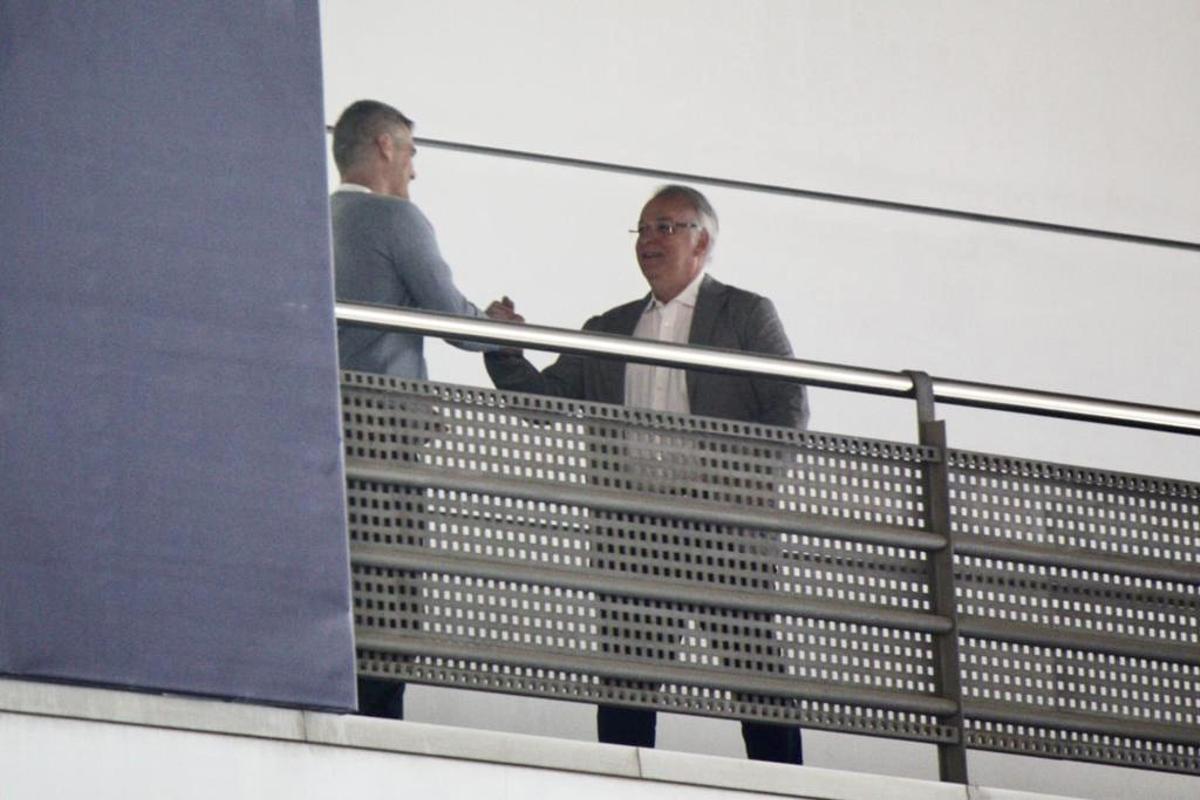 Alejandro Echevarría y Enric Masip, junto al despacho de Mateu Alemany en la Ciutat Esportiva.