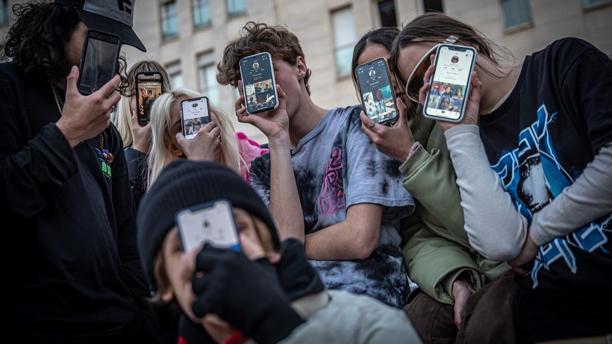 Jóvenes usando tik-tok