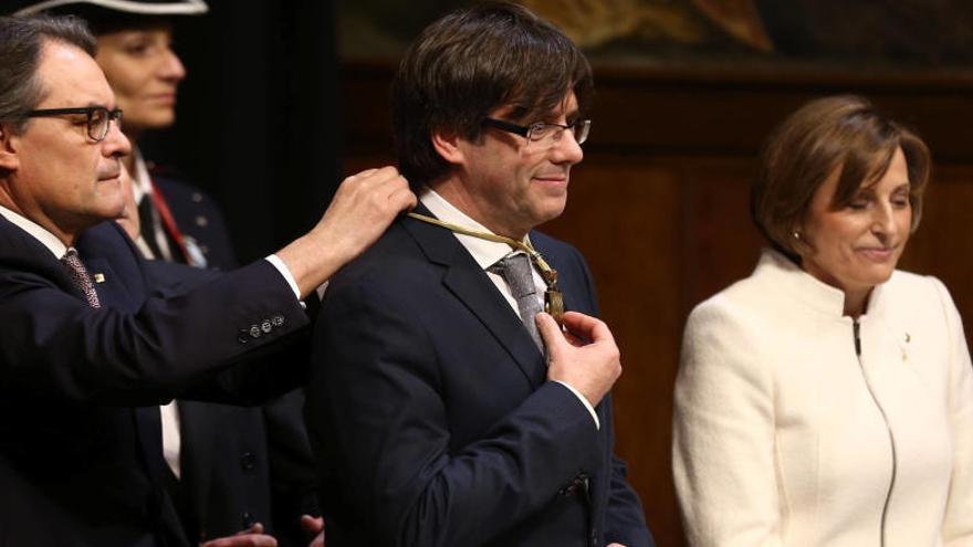 Artur Mas posant la medalla de President al seu successor, Carles Puigdemont.