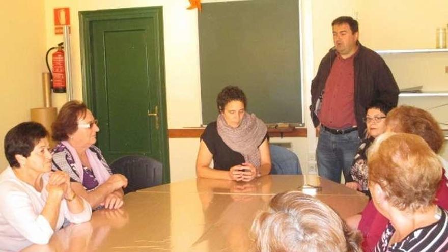 El concejal Alfredo Rodríguez, en el &quot;taller de los afectos&quot;.