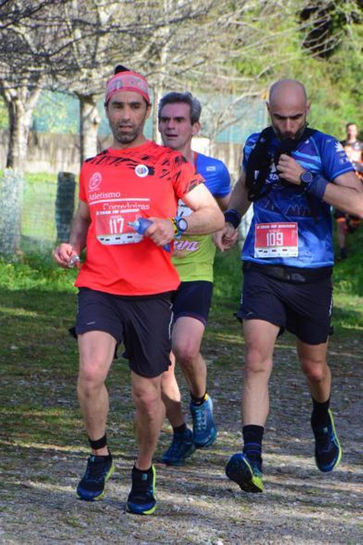 Tres corredores en un momento de la prueba. |   // GONZALO NÚÑEZ