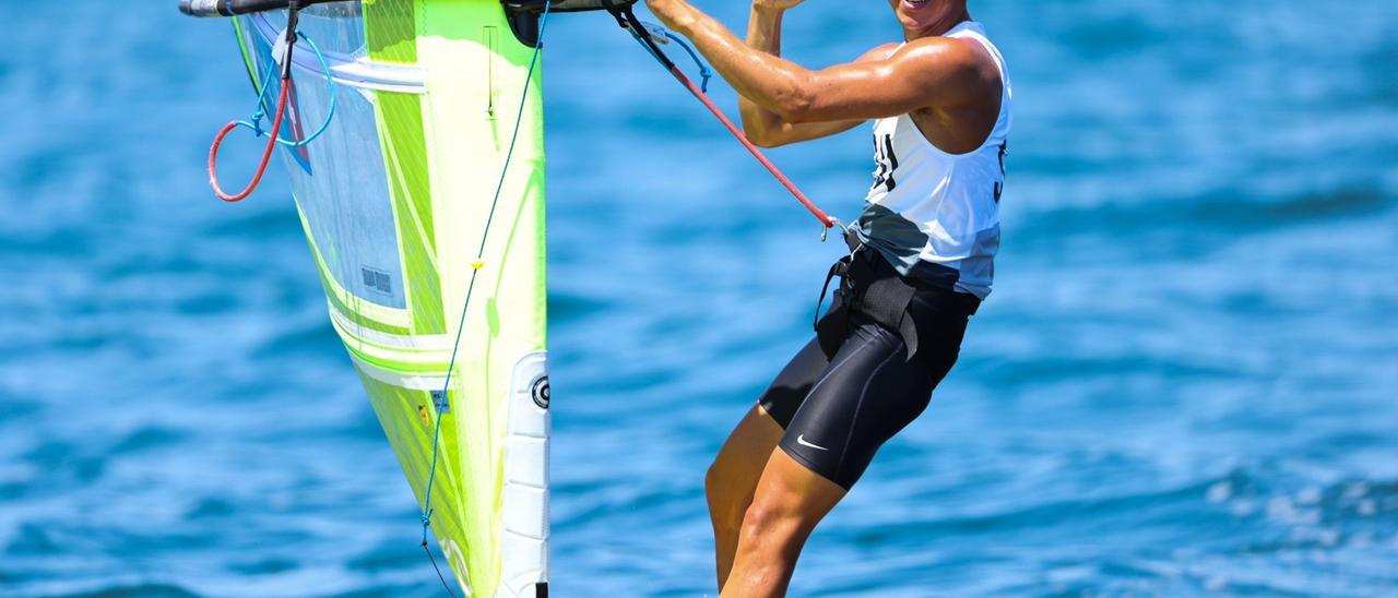 Sanz celebra una victoria en aguas de Japón.