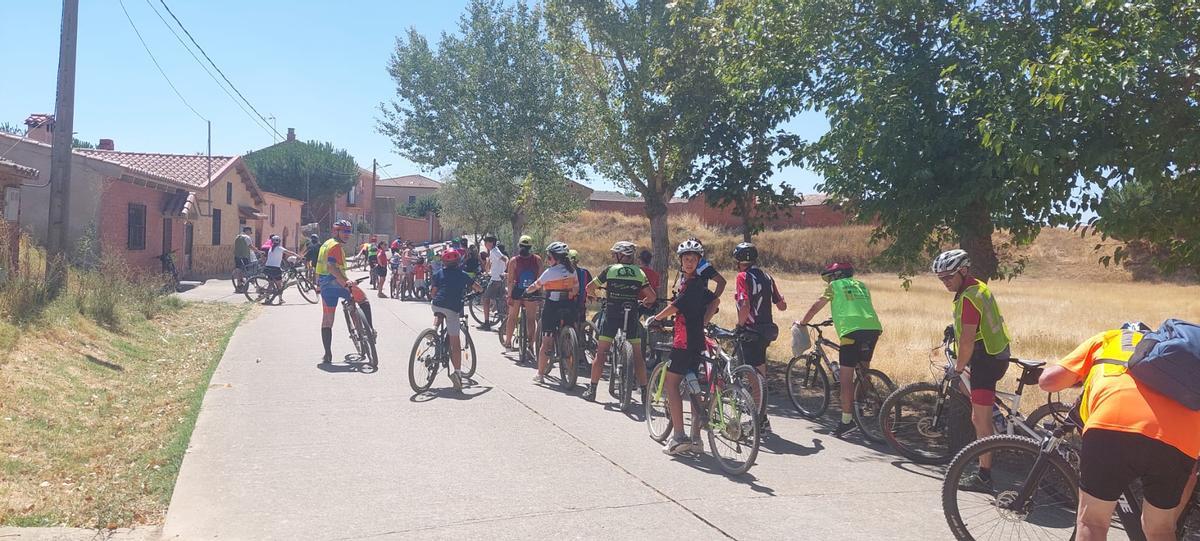 Gran participación en la marcha cicloturista organizada en Fuentes de Ropel.