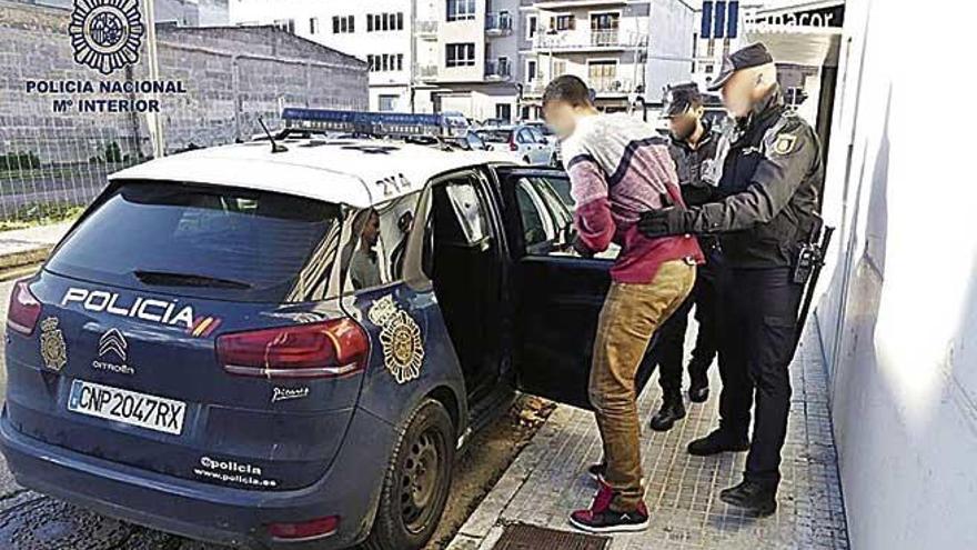 Agentes de PolicÃ­a trasladan al joven detenido.