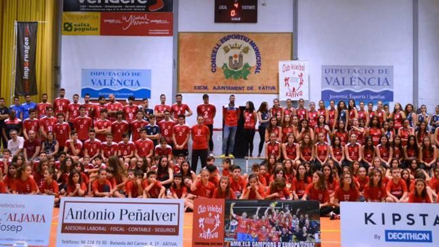 Jugadores de los equipos del Club Voleibol Xàtiva en la presentación oficial y homenaje a los campeones de Europa, el pasado sábado.