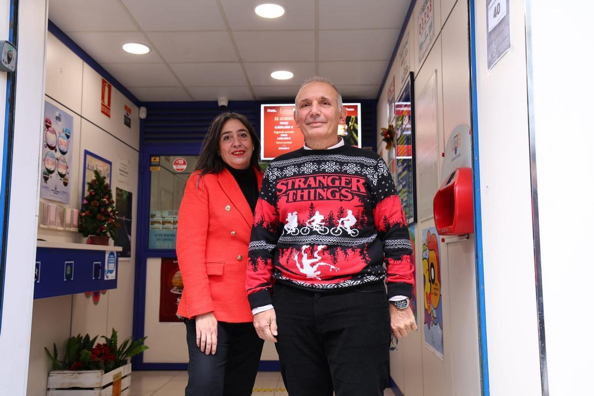 Los loteros de la administración del Coso donde se ha vendido el quinto premio 60649.