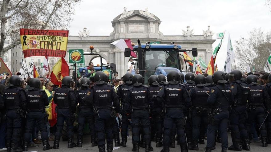 Agricultores concentrados en la Puerta de Alcalá (Madrid).