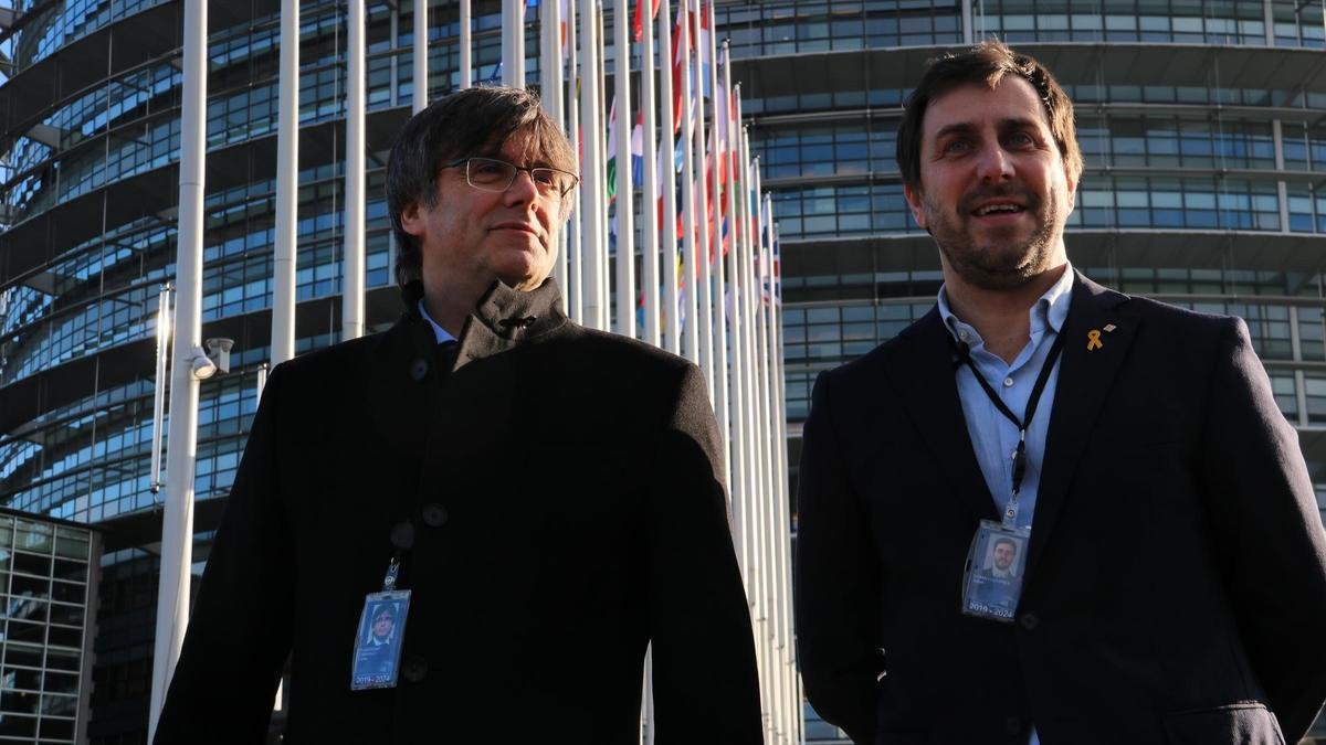 Els eurodiputats Carles Puigdemont i Toni Comín davant de la seu del Parlament Europeu a Estrasburg, en una foto d'arxiu