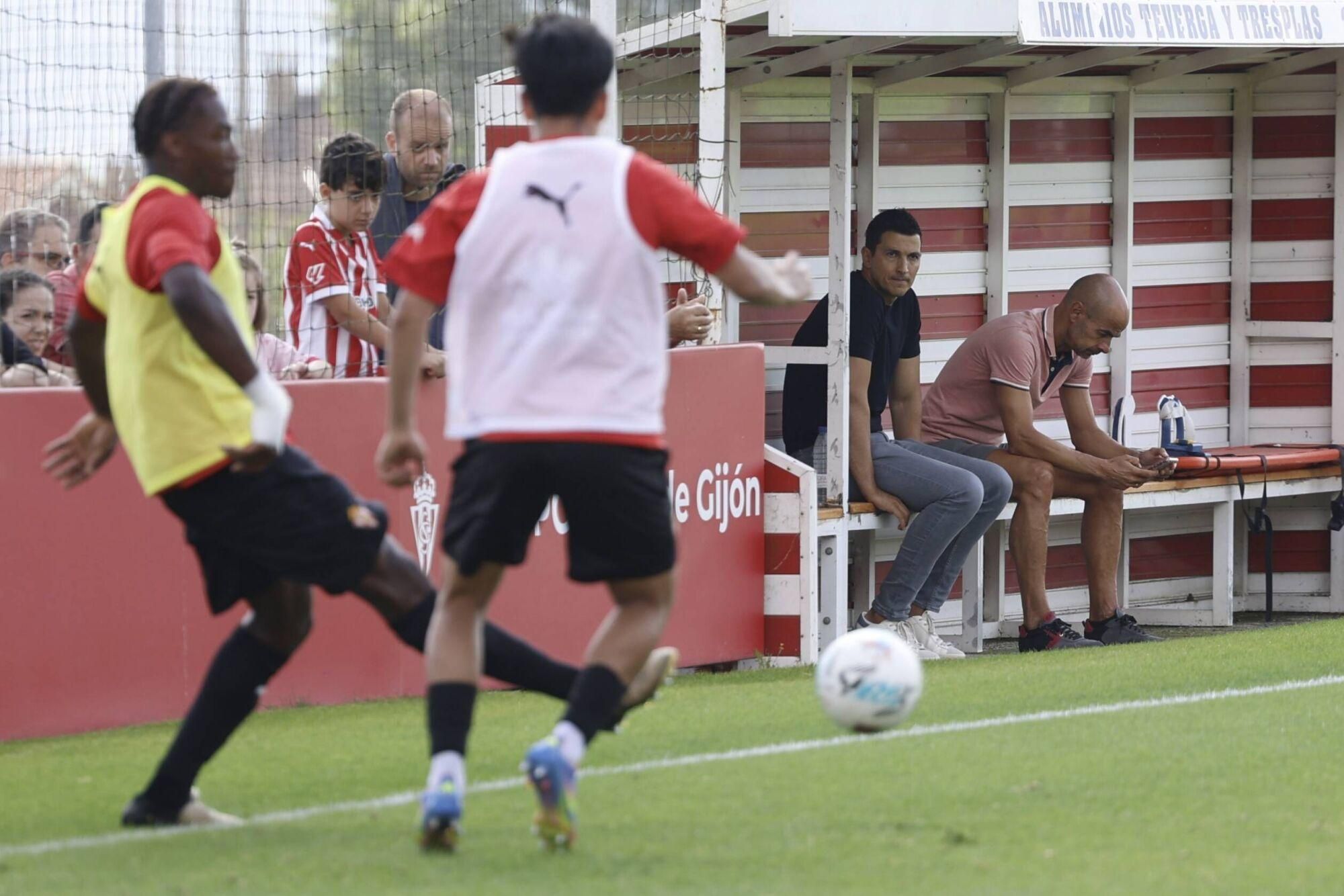 EN IMÁGENES: Segundo entrenamiento del Sporting, con público en Mareo