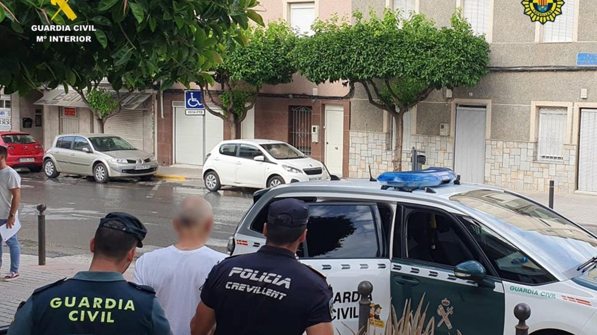 Policía Local y guardia civil trasladando al detenido