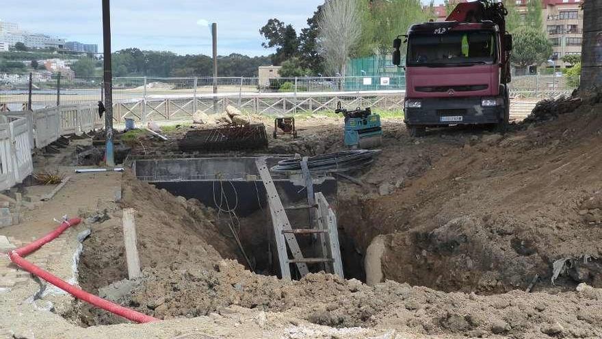 As obras do sifón seguen baixo a ponte da Pasaxe