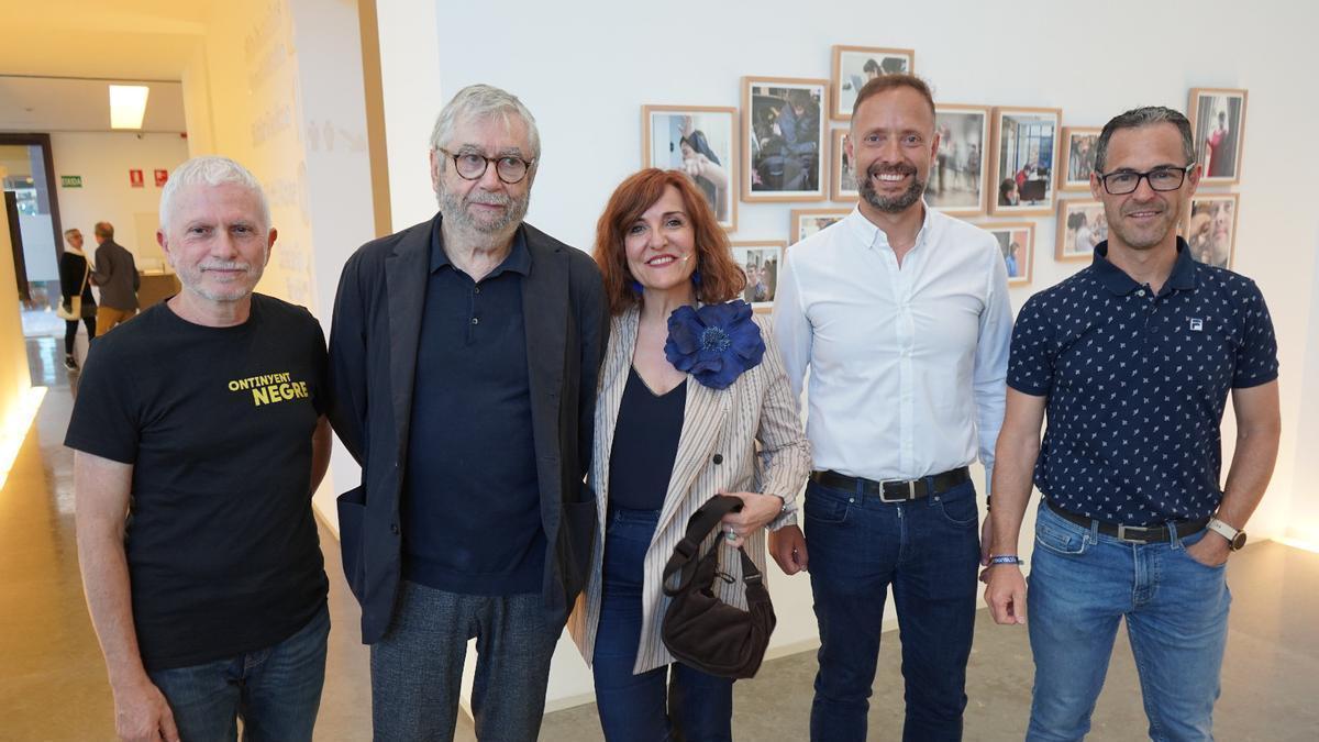 La escritora recibe el galardón honorífico “Ontinyent Negre 2026” en un acto que repasó su trayectoria literaria y la conectividad con sus lectores