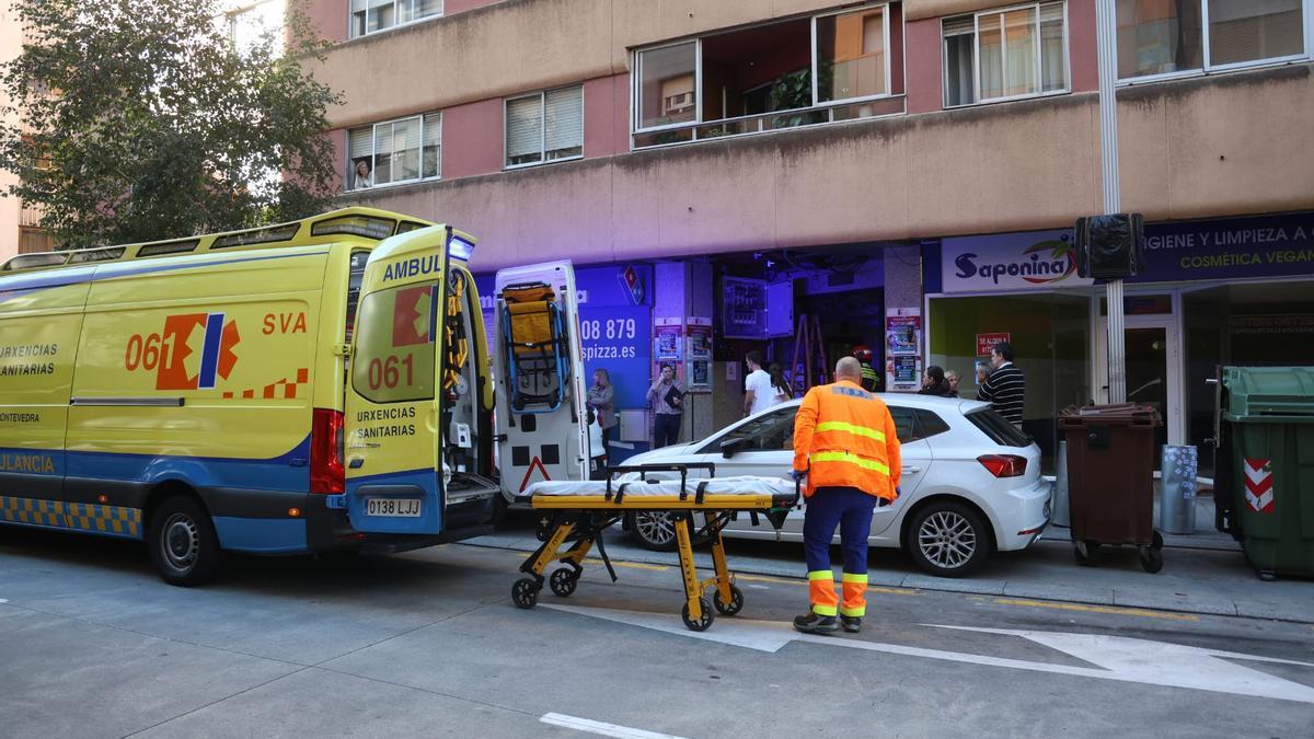 Efectivos del 061 ante el edificio en el que tuvo lugar el accidente laboral.