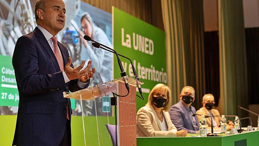 Ricardo Mairal Usón, rector de la UNED, durante su intervención. | Emilio Fraile