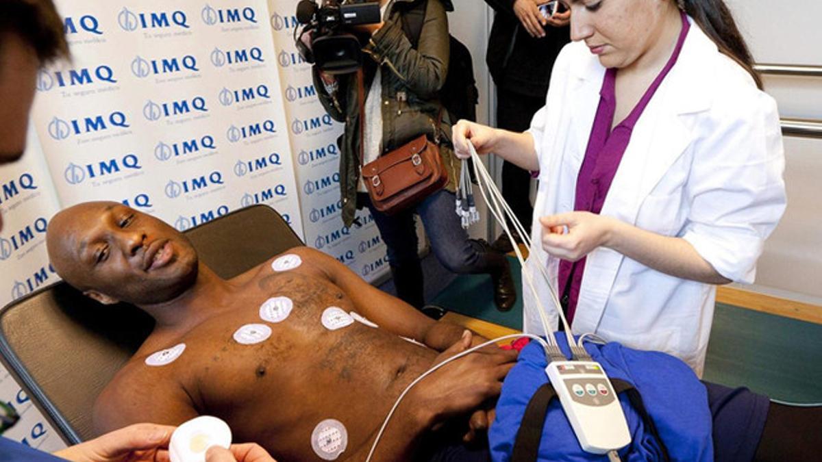 Odom, durante un examen médico en Bilbao en 2014