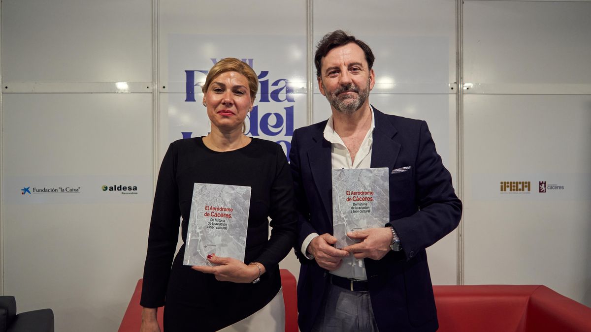 Raquel Preciados y José Antonio Estévez, este lunes en la feria del libro.