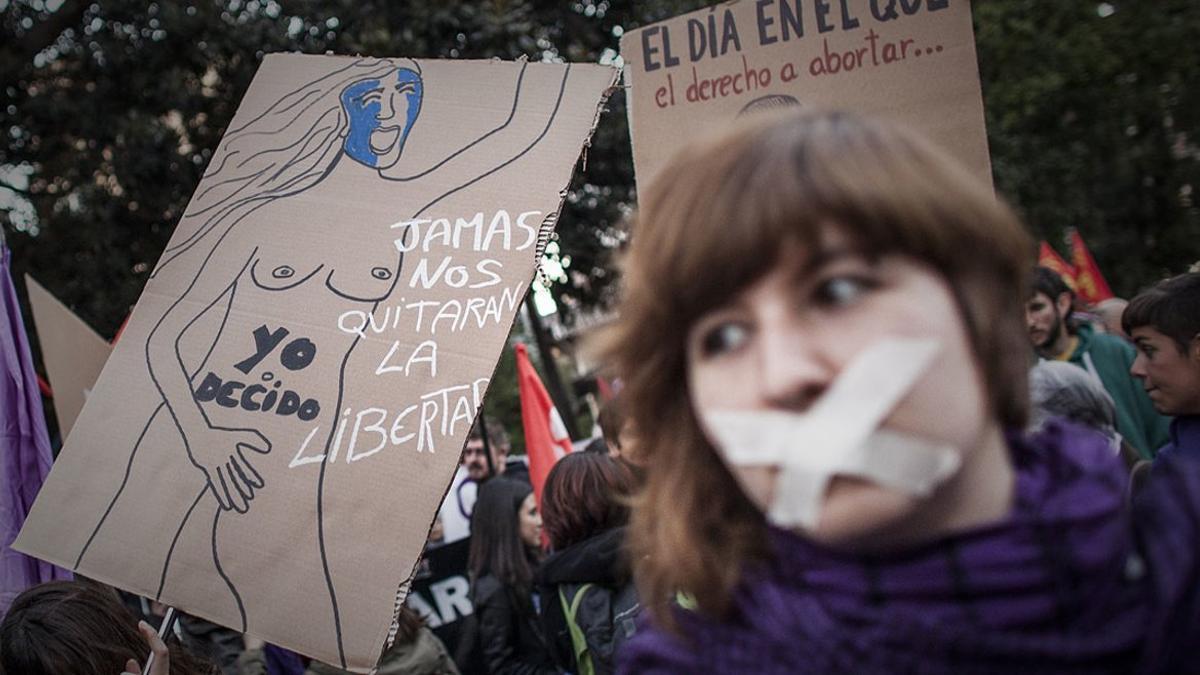 Manifestación con motivo del Día Internacional de la Mujer del 2014, poco antes de aprobarse la 'ley Gallardón', en València