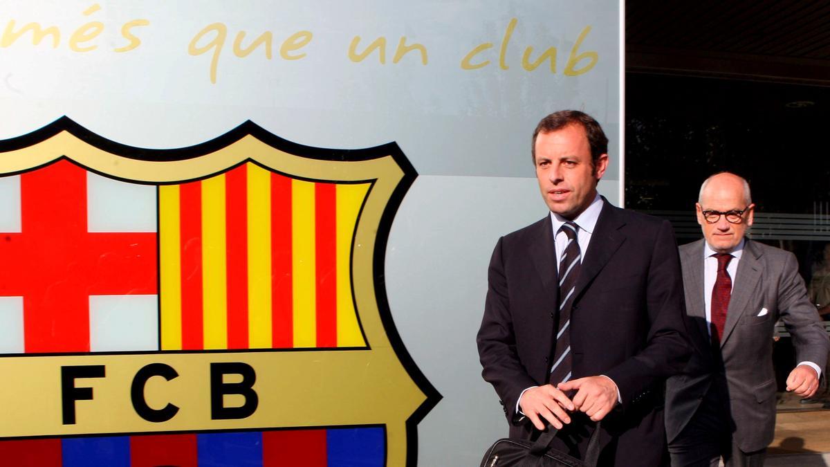 Sandro Rosell y Carles Vilarrubí salen de las oficinas del Barça en 2010.
