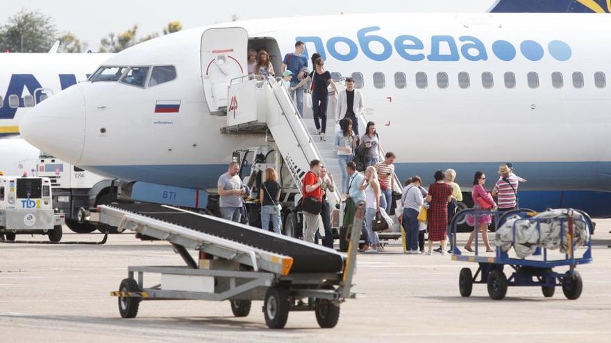 Turistes descendint d&#039;un avió de Pobeda Airlines a l&#039;aeroport de Girona-Costa Brava