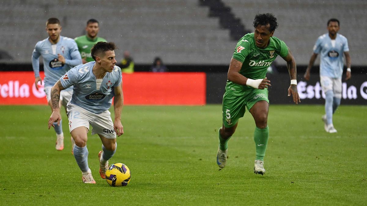 Renato Tapia trata de defender a Alfon