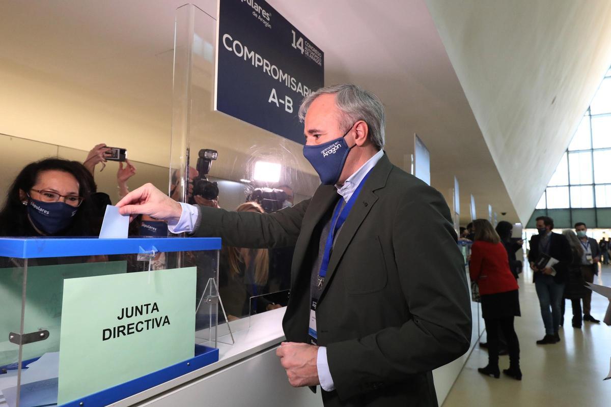 Jorge Azcón, en diciembre de 2021, vota en el Congreso del PP que le eligió como presidente autonómico del partido.