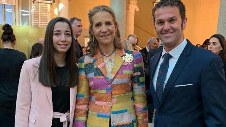 Eva Dios, junto a la Infanta Elena y Antonio Jesús de la Rosa.