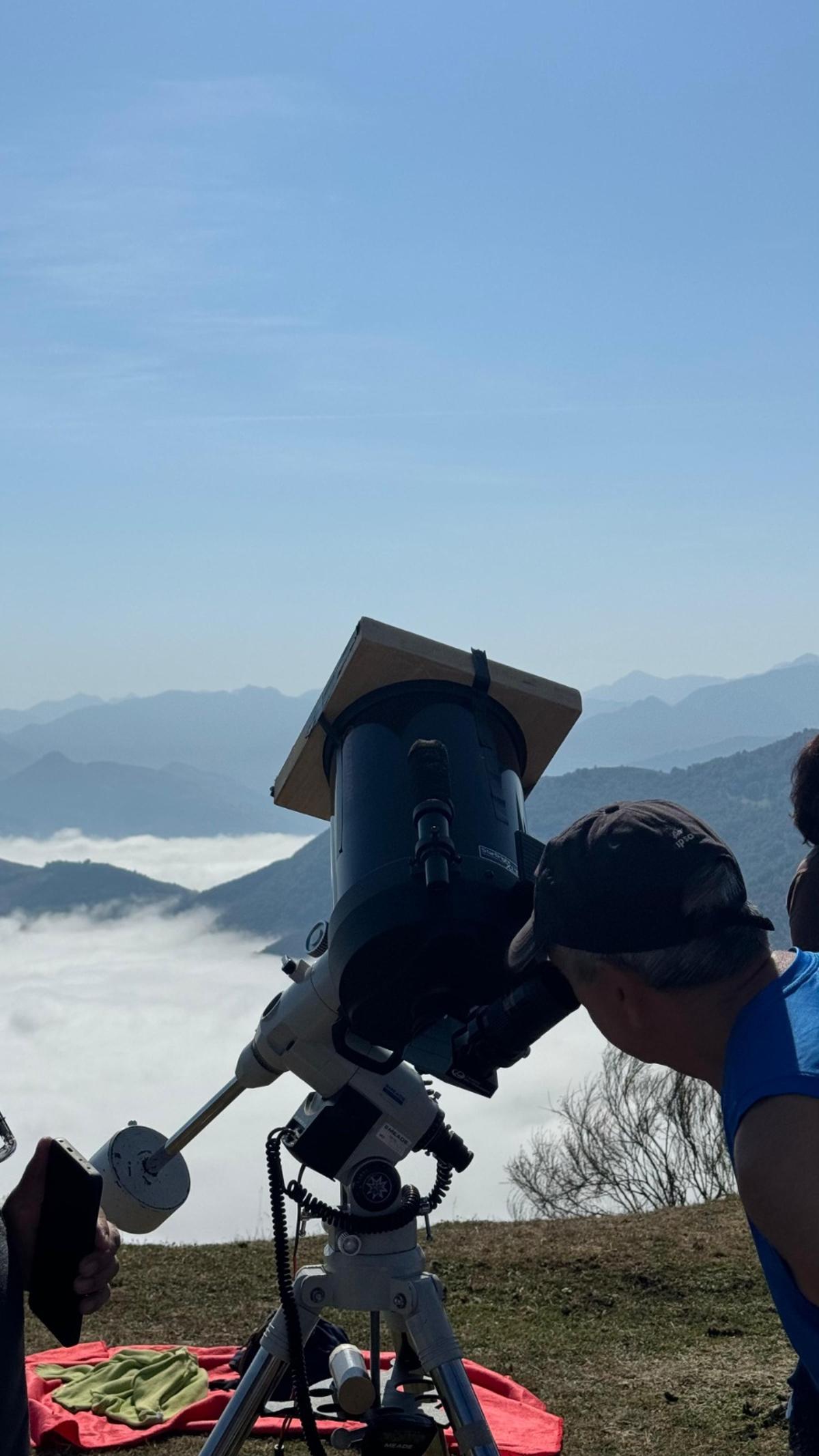Un aficionado, observando el cielo.