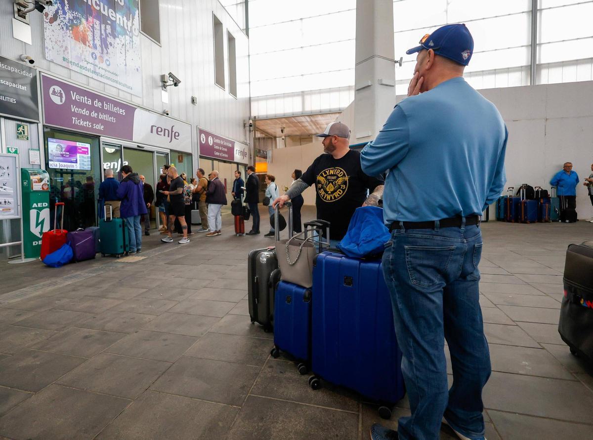 Viajeros en la estación Joaquín Sorolla de València