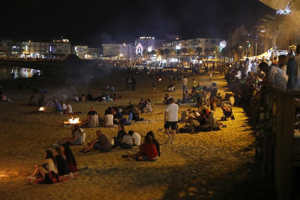 Cientos de personas acuden un año más al arenal de Nigrán para celebrar el inicio del verano entre fuego y diversión.