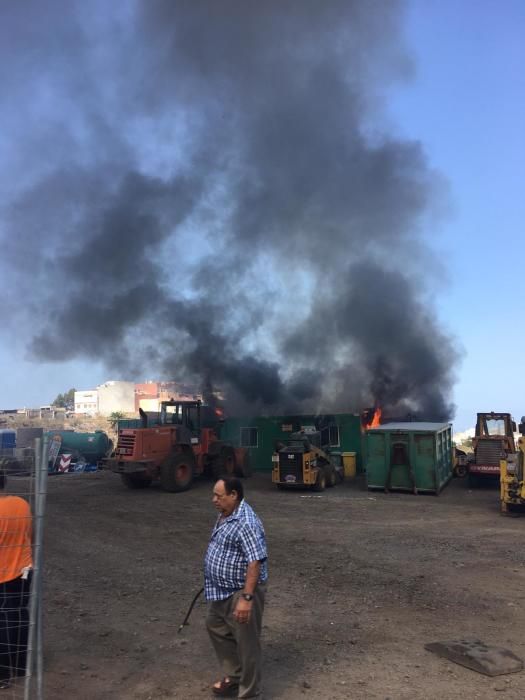 Fuego en un contenedor de la obra de la carretera de Teror