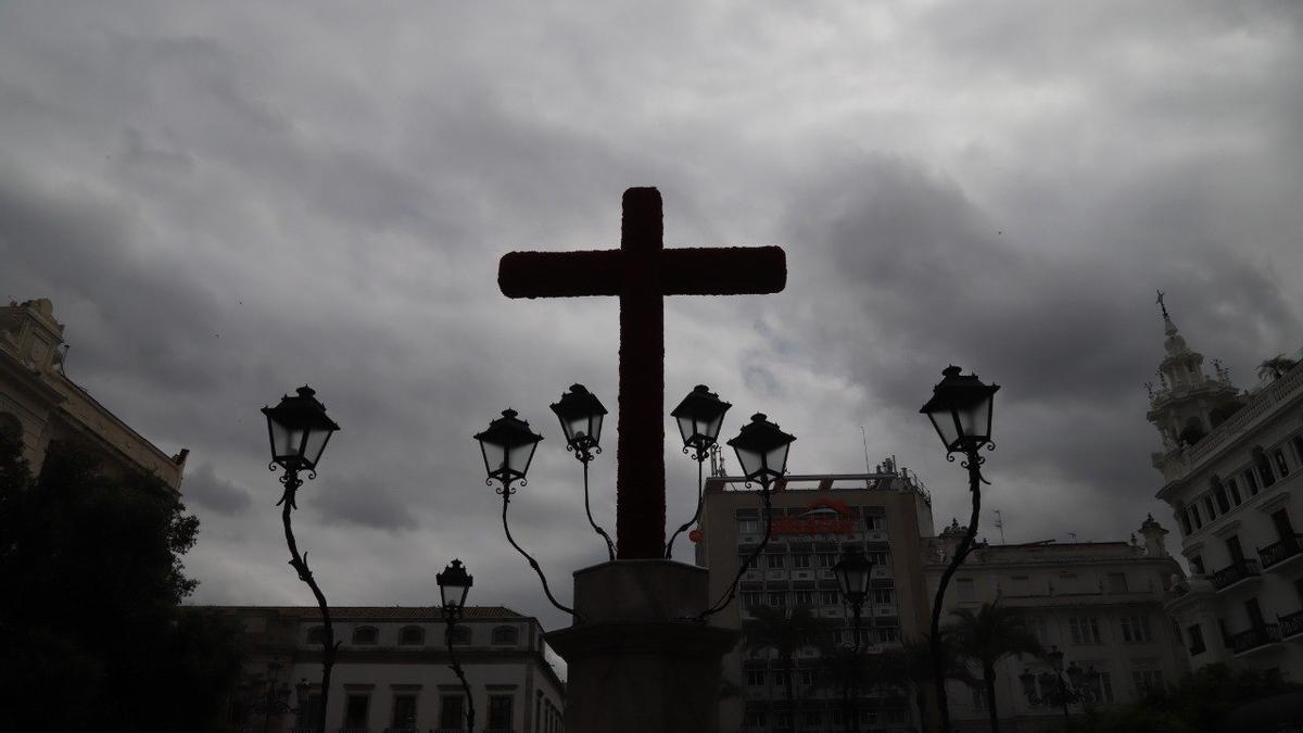 La cruz montada en la plaza de las Tendillas, esta tarde, bajo la amenaza de un cielo de tormenta.
