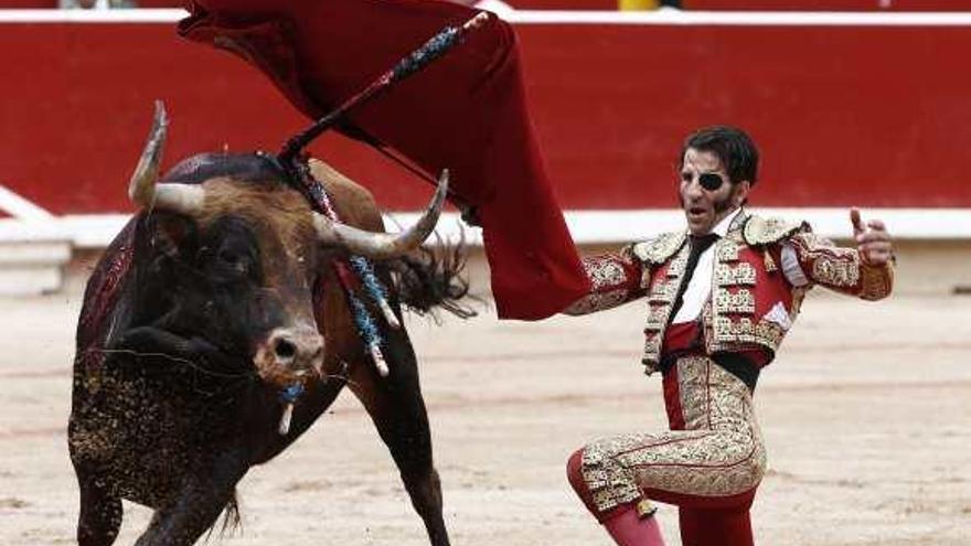 Juan José Padilla durante la lidia a su primer toro, en el octavo festejo de San Fermín.